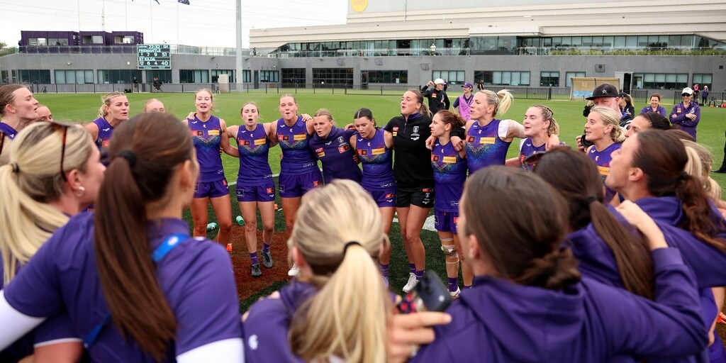Fremantle survive Saints scare to return to top eight