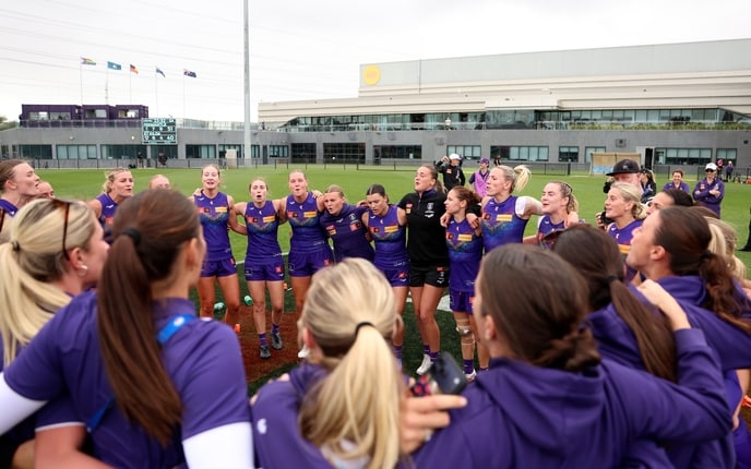 Fremantle survive Saints scare to return to top eight